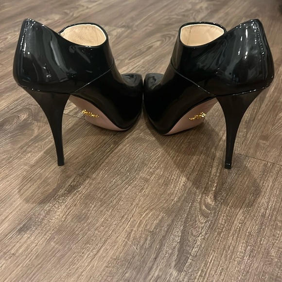 Beautiful Prada patent leather, pointy-toe booties! Size IT 38.5 / US 8. - Picture 6 of 8